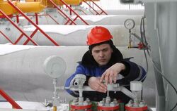 Ein Gazprom-Arbeiter kontrolliert eine Gaspipeline bei Kursk. Foto: Maxim Shipenkov/Archiv