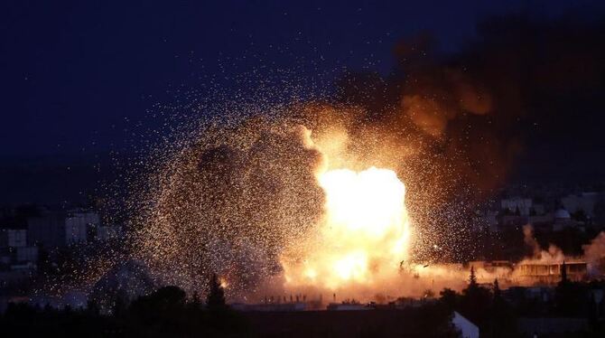 Explosion während eines Luftangriffs der internationalen Anti-IS-Allianz auf Kobane. Im Kampf um die nordsyrische Stadt Koban