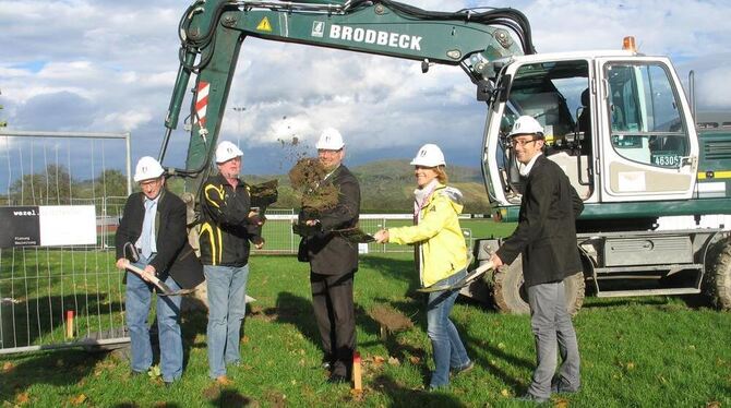 Bevor es zum Spatenstich ging, wies Oberbürgermeister Ulrich Fiedler auf »die tolle Lage« des Stadions hin, das einen freien Bli