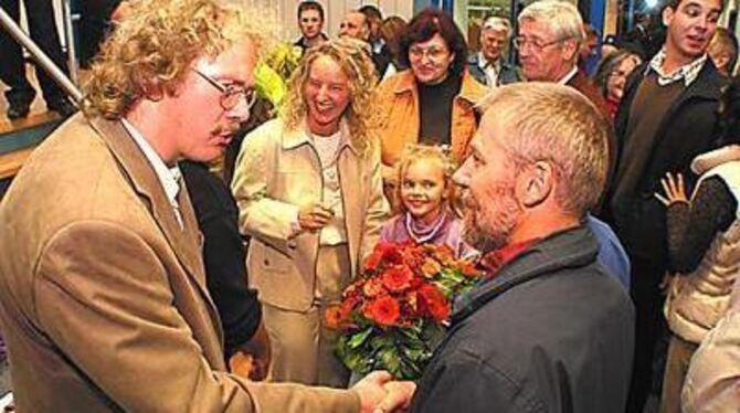 Händeschütteln und Schulterklopfen bis zum Umfallen: Der neue Pfronstetter Bürgermeister Michael Waibel (links) musste bei der G