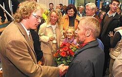 Händeschütteln und Schulterklopfen bis zum Umfallen: Der neue Pfronstetter Bürgermeister Michael Waibel (links) musste bei der G