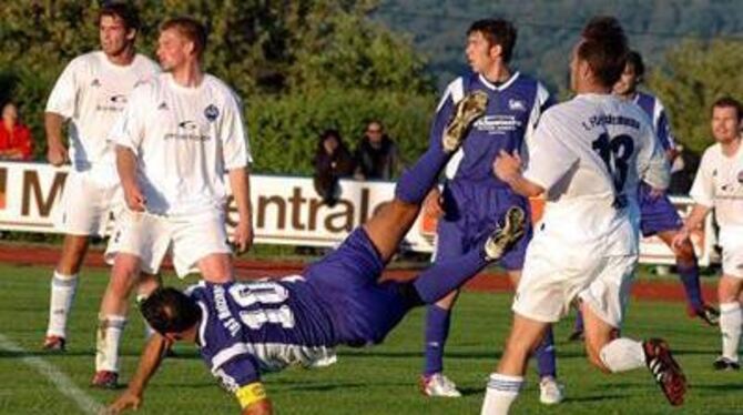 Voller Einsatz wie hier von Kapitän Erol Türkoglu ist schon notwendig, will Verbandsligist TuS Metzingen gegen Olympia Laupheim