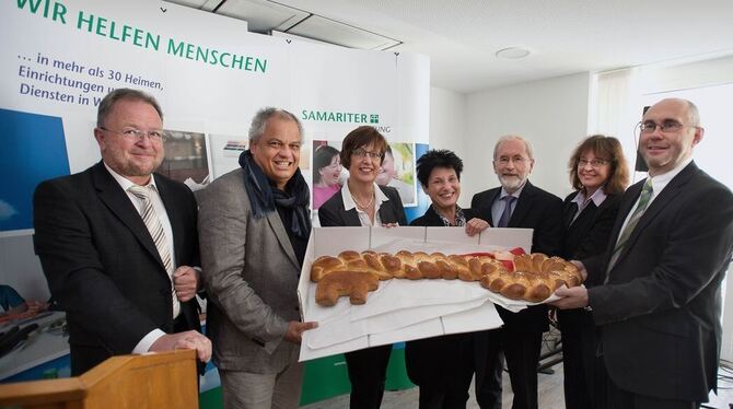 Schlüsselübergabe für das Wohnprojekt Hohe Straße (von links): Hans Kiefer (Vorstand Baugenossenschaft Pfullingen), Architekt Th