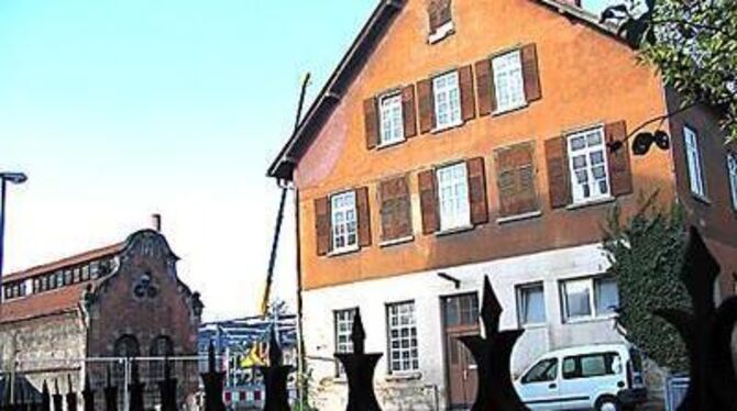 Im ehemaligen Kontorgebäude der Firma Brekle soll das Metzinger Jugendhaus eine neue Heimat finden. Links die ehemalige Schmiede