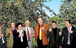 Ein Prost für &raquo;Ebbes Guad's&laquo; von Reutlinger Streuobstwiesen: (von links) Dr. Peter Seiffert, Manfred Schuster, Lisa 