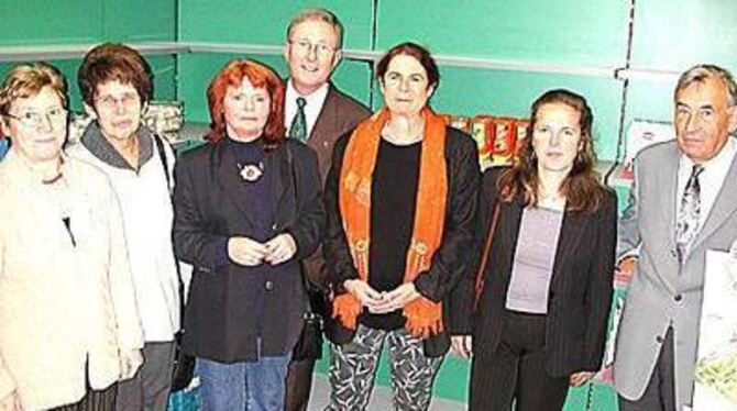 Nur einige derer, die am Entstehen des Bad Uracher Tafelladens mitgewirkt haben. Seit Dienstag ist der Laden geöffnet. GEA-FOTO: