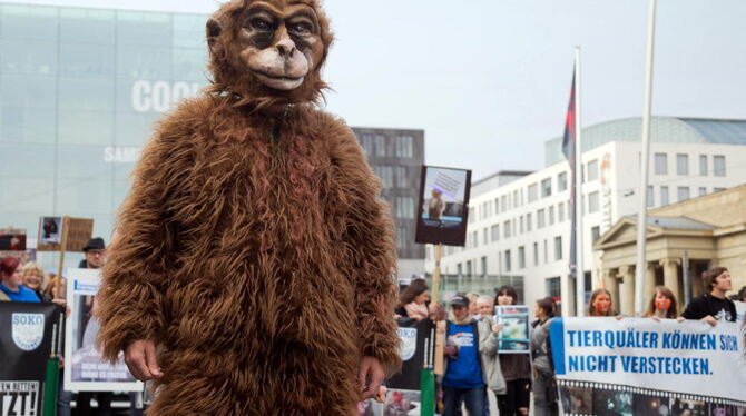 Teilnehmer einer Demonstration in Stuttgart protestieren  gegen Tierversuche am Max-Planck-Institut in Tübingen.