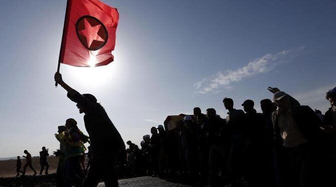 Kurden bei einem Trauerzug für Todesopfer aus der umkämpften Stadt Kobane. Foto: Sedat Suna Kurden bei einem Trauerzug für Todesopfer aus der umkämpften Stadt Kobane. Foto: Sedat Suna