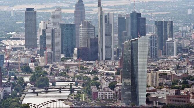 Der EZB-Neubau vor den Hochhäusern der Bankenstadt Frankfurt. Foto: Boris Roessler/Archiv