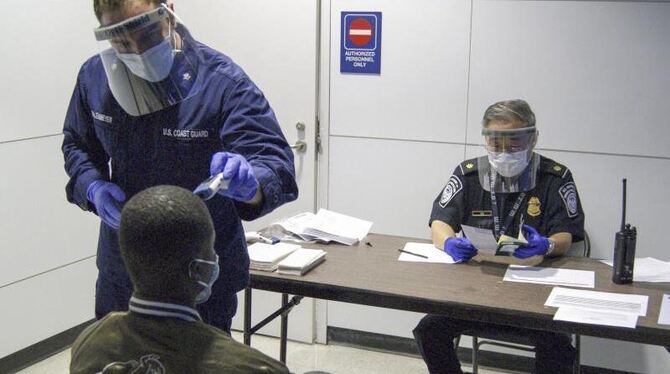Ebola-Kontrolle bei der Einreise auf dem Flughafen von Chicago. Foto: US CBP/Archiv