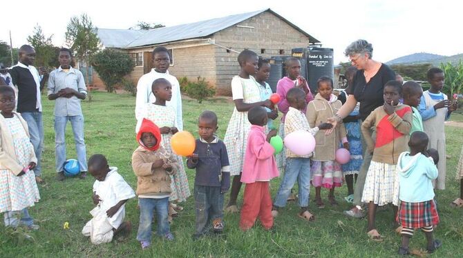 Marit Wiest aus Münsingen, umringt von den Kindern des Waisenheims im kenianischen Maralal. FOTOS: PRIVAT