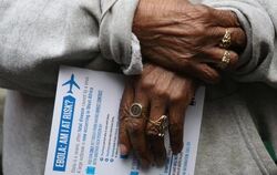 In New York hält eine Frau eine Ebola-Broschüre in den Händen: In den USA wird heftig über die Ebola-Zwangsquarantäne gestrit