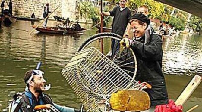 Reiche &raquo;Beute&laquo; machten die Taucher bei der Neckarputzete. FOTO: MSC