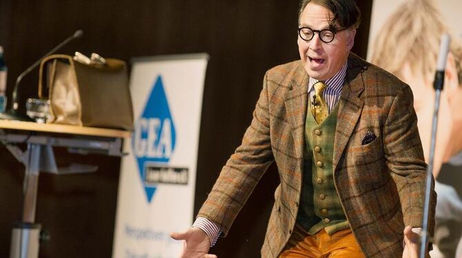 Comedian und »Überlebensberater« aus Oberschwaben: Johannes Warth im »neuen Häs« mit Jacketle, Westle und Krawättle samt farbsta Comedian und »Überlebensberater« aus Oberschwaben: Johannes Warth im »neuen Häs« mit Jacketle, Westle und Krawättle samt farbsta