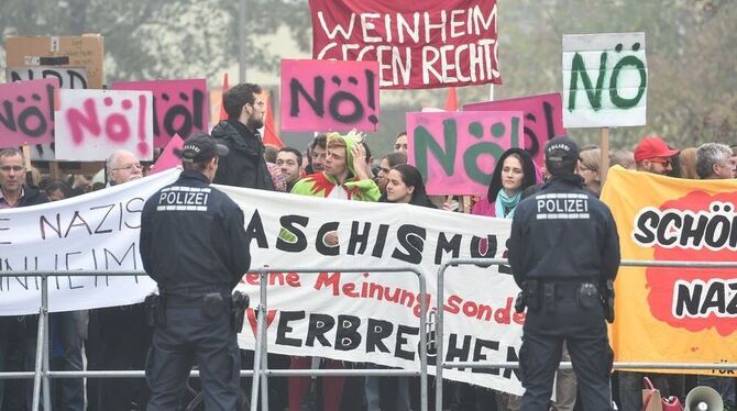 Polizisten sichern in Weinheim beim Bundesparteitag der Nationaldemokratischen Partei Deutschlands (NPD) eine Gegendemonstration