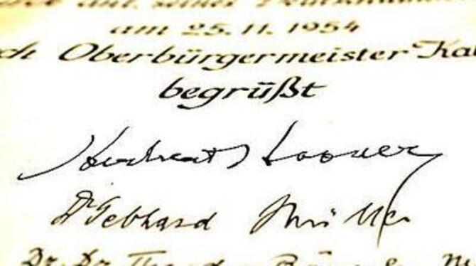 Anlässlich seines Besuchs in Tübingen trug sich Hoover im November 1954 auch ins goldene Buch der Stadt Reutlingen ein. FOTO: TR