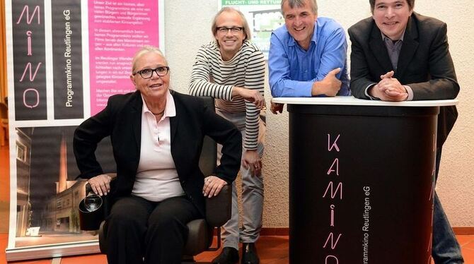 Probesitzen im bequemen "Kamino"-Sessel: Karin Zäh mit Andreas Kissel und Klaus Kupke vom Vorstand der Genossenschaft "Programmk