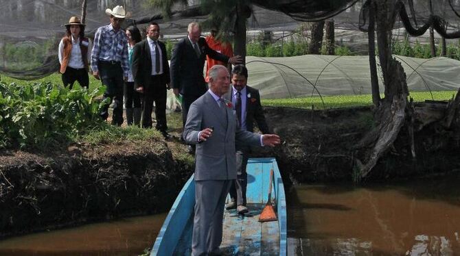 Prinz Charles besucht die schwimmenden Gärten von Xochimilco. Foto: José Méndez