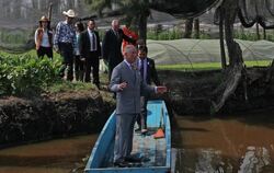 Prinz Charles besucht die schwimmenden Gärten von Xochimilco. Foto: José Méndez