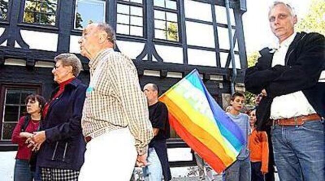 Spuren des Krieges: Teilnehmer des Anti-Kriegs-Tages verfolgten sie unter sachkundiger Führung. FOTO: NIETHAMMER