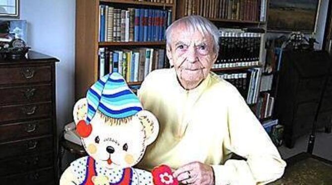 Maria Mertens mit einem Holzbären aus eigener Produktion. Die Pfullingerin wird heute hundert Jahre alt. GEA-FOTO: ESCH