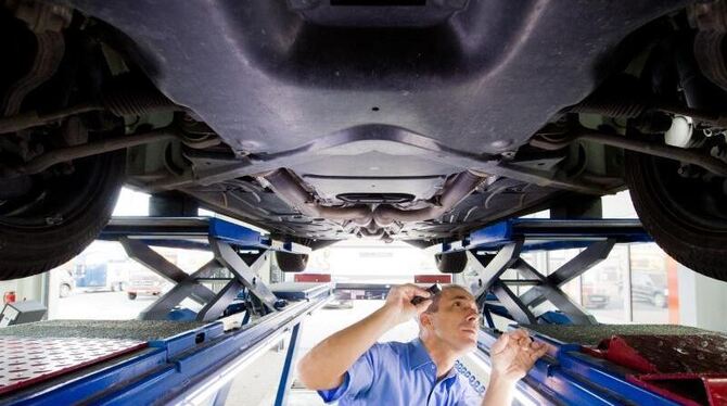 Je älter die Autos, desto höher ist die Mängelquote beim TüV. Foto: Julian Stratenschulte