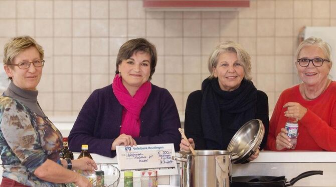 Starten einen Kinderkochkurs an der Volkshochschule (von links): VHS-Fachbereichsleiterin Petra Starke, Andrea Anstädt vom Spons