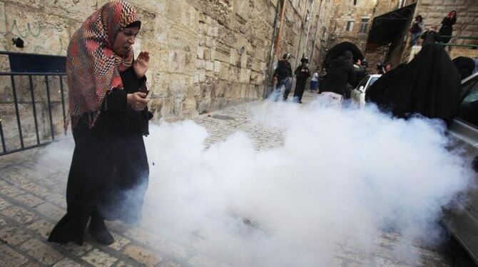 Tränengaseinsatz in Jerusalem. Viele Israelis fürchten einen neuen Aufstand. Anlass sind mehrere Anschläge in und um die Haup