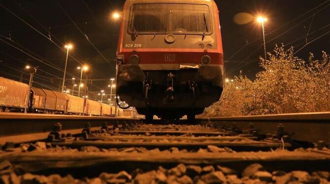Eine Lokomotive der Deutschen Bahn steht auf einem Abstellgleis in Hamm. Foto: Marcel Kusch