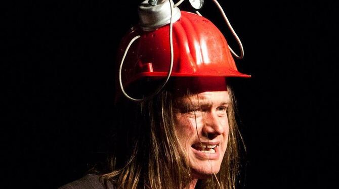 Jan Mixsa im Satire-Programm zum 3. Oktober in der Tonne. Er spielte in einer Nummer einen DDR-Bauarbeiter mit Antennenhelm: Ang Jan Mixsa im Satire-Programm zum 3. Oktober in der Tonne. Er spielte in einer Nummer einen DDR-Bauarbeiter mit Antennenhelm: Ang