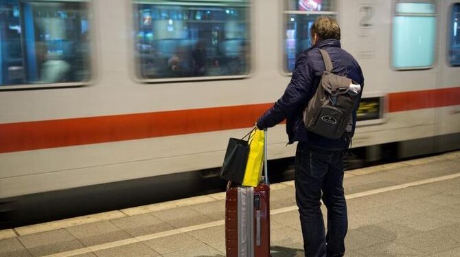 Ein Reisender steht im Hauptbahnhof Köln auf dem Bahnsteig. Foto: Marius Becker