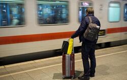 Ein Reisender steht im Hauptbahnhof Köln auf dem Bahnsteig. Foto: Marius Becker