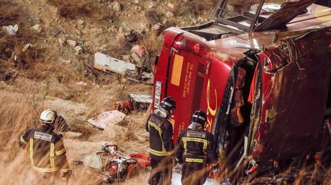 Das schwere Busunglück in Südostspanien forderte mindestens zwölf Todesofer. Foto: Marcial Guillen