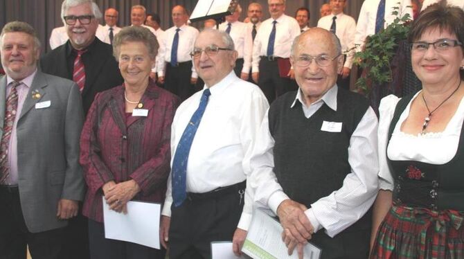 Renate Ruck (rechts) und Günther Laib (zweiter von links) ehrten am Sonntag (vordere Reihe, von links) Guenther Baechle, Erika V