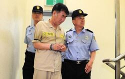 Der Kapitän der südkoreanischen Unglücksfähre "Sewol" wird in den Gerichtssaal geführt. Foto: Kim Hee-Chul