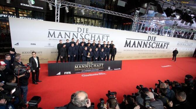 Das DFB-Team bei der Weltpremiere des Films »Die Mannschaft« in Berlin. Foto: Jörg Carstensen