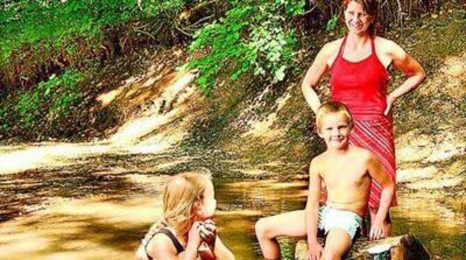 Stapellauf am Breitenbach: Schwimmen gehen Zeno und Rebekka aber besser im Reutlinger Freibad. FOTO: NIETHAMMER