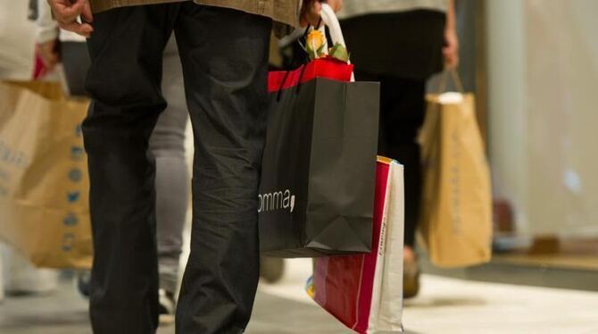 Ein Mann kauft in einem Shopping Center in Stuttgart ein. Foto: Inga Kjer/Illustration