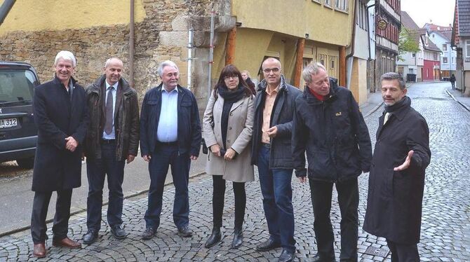 Der Leiter des Gebäudemanagements Peter Geyer (ganz rechts) mit Mitgliedern des Bauausschusses vor dem Gebäude Oberamteistraße 3