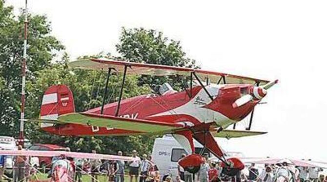 Oben ohne: Der Mössinger Siggi Knoll begeisterte mit waghalsigen Manövern in seinem Doppeldecker.  FOTOS: REISNER