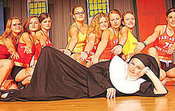 Schweißtreibende Darbietung im Nonnenkostüm: Daniela Schwenk begeisterte die Zuschauer in der Lichtensteinhalle.
FOTO: GEHRING