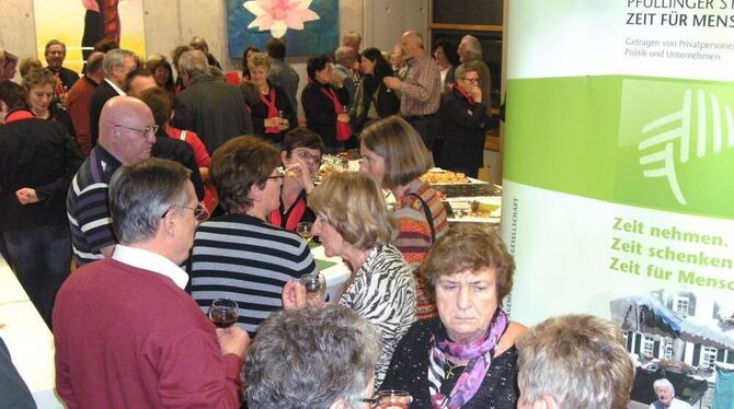 Zeit für Gespräche gab es zum Abschluss der Jahresveranstaltung der »Pfullinger Stiftung – Zeit für Menschen«. FOTO: PR Zeit für Gespräche gab es zum Abschluss der Jahresveranstaltung der »Pfullinger Stiftung – Zeit für Menschen«. FOTO: PR