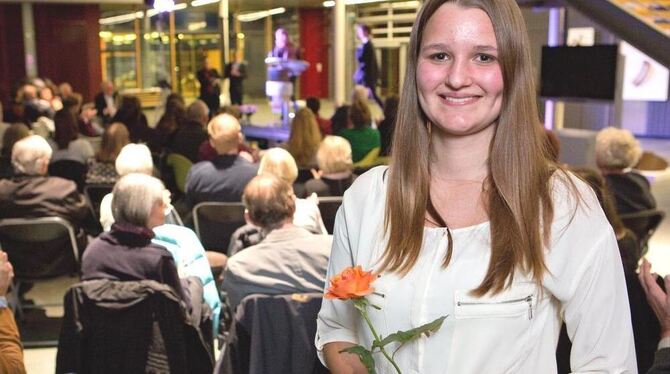 Die 16-jährige Sonja Greil bei der Preisverleihung in der Glashalle des Landratsamts.