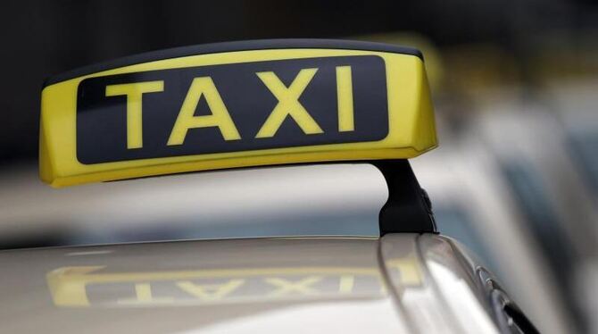 Der Mindestlohn zieht auch in die Taxibranche ein. Viele Unternehmer wollen deshalb die Preise anheben. Foto: Oliver Berg/Arc Der Mindestlohn zieht auch in die Taxibranche ein. Viele Unternehmer wollen deshalb die Preise anheben. Foto: Oliver Berg/Arc