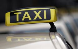 Der Mindestlohn zieht auch in die Taxibranche ein. Viele Unternehmer wollen deshalb die Preise anheben. Foto: Oliver Berg/Arc