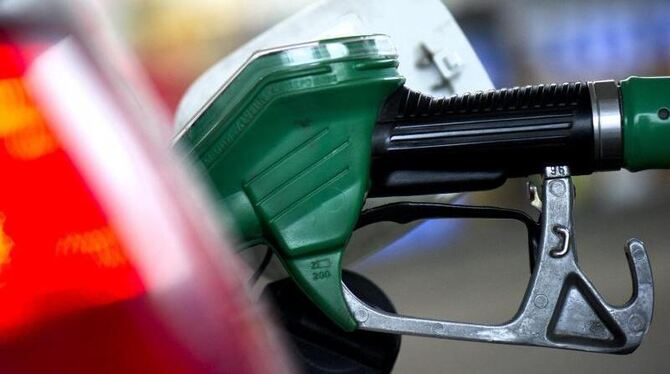 Der Absturz der Ölpreise zaubert den Autofahrern ein Lächeln ins Gesicht. Sie tanken zu Preisen vom Herbst 2010. Foto: Arno B