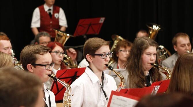 Zeigten großes Engagement beim Spielen: die Jungmusiker der Augstbergmusikanten ebenso, wie die Aktivkapelle. FOTO: LEUSCHKE