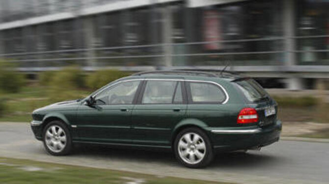Die Heckansicht des auf dem X-Type basierenden Kombis weist Parallelen zum Volvo V40 auf. FOTO: JAGUAR
