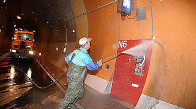 Der mächtige Wasserdruck erfordert ganzen Körpereinsatz. Bis Freitagmorgen um 5 Uhr muss im Tunnel alles sauber sein. FOTO: REIS