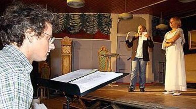 Generalprobe für &raquo;Salon Pitzelbergen: IKG-Musiklehrer Wolfhard Witte verfolgt das Geschehen auf der Bühne. FOTO: NIETHAMME